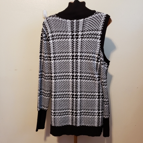 Soho NY and Company houndstooth tunic length open shoulder turtleneck top - Picture 5 of 6